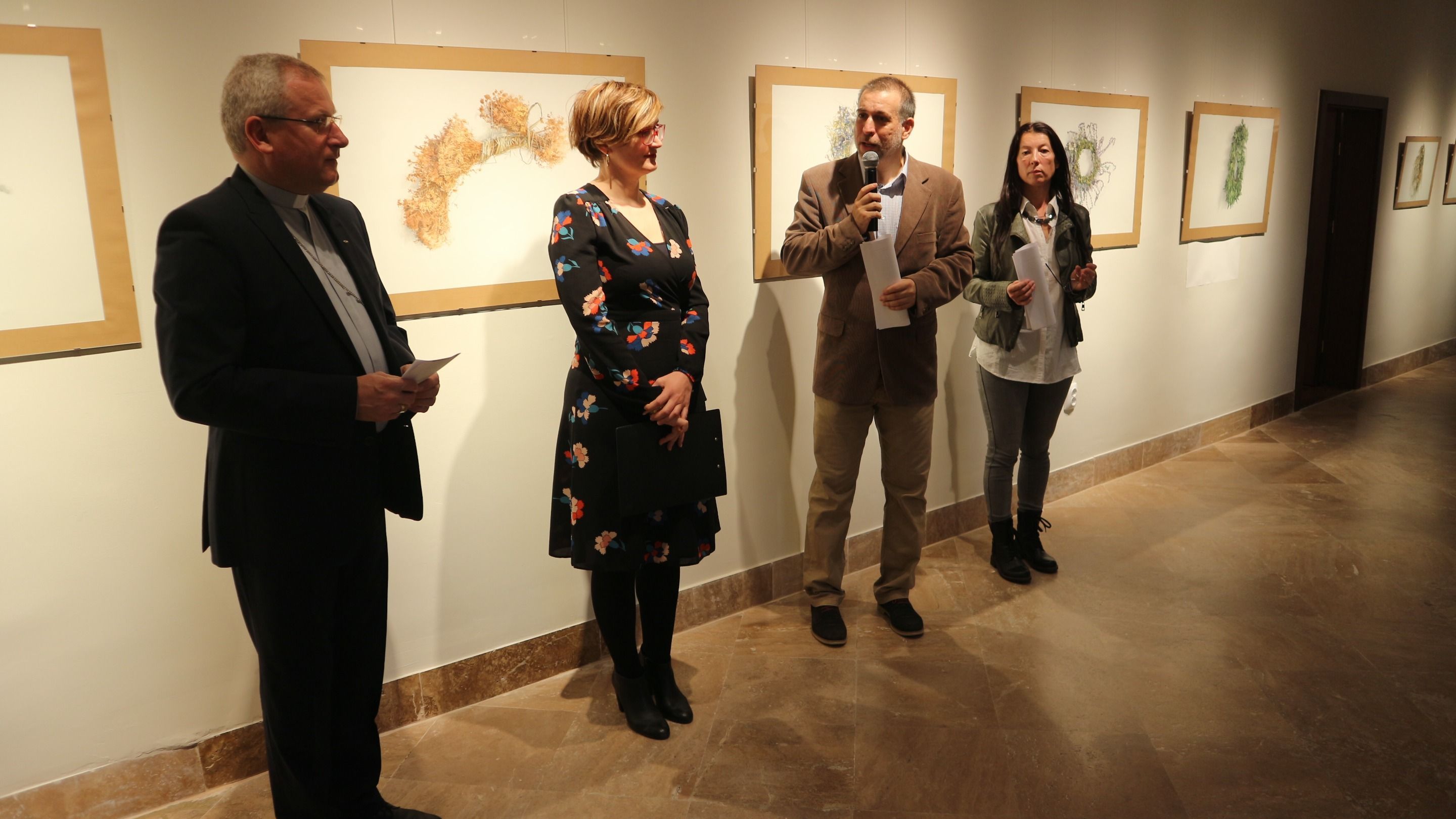 A kő és a koszorú szimbolikája elevenedik meg a püspöki palotában nyílt kiállításon