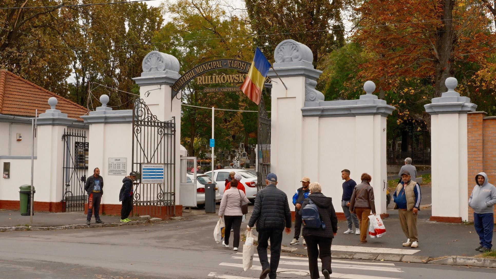 Meghosszabbított program szerint látogatható a váradi Rulikowski temető