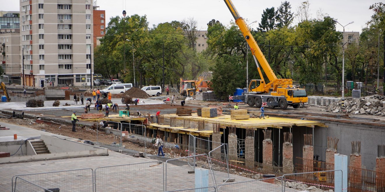 Már öntik a födémet az aluljárók fölé