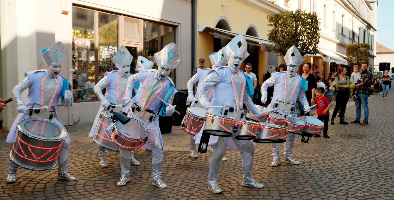 Karneváli kavalkád Nagyvárad utcáin