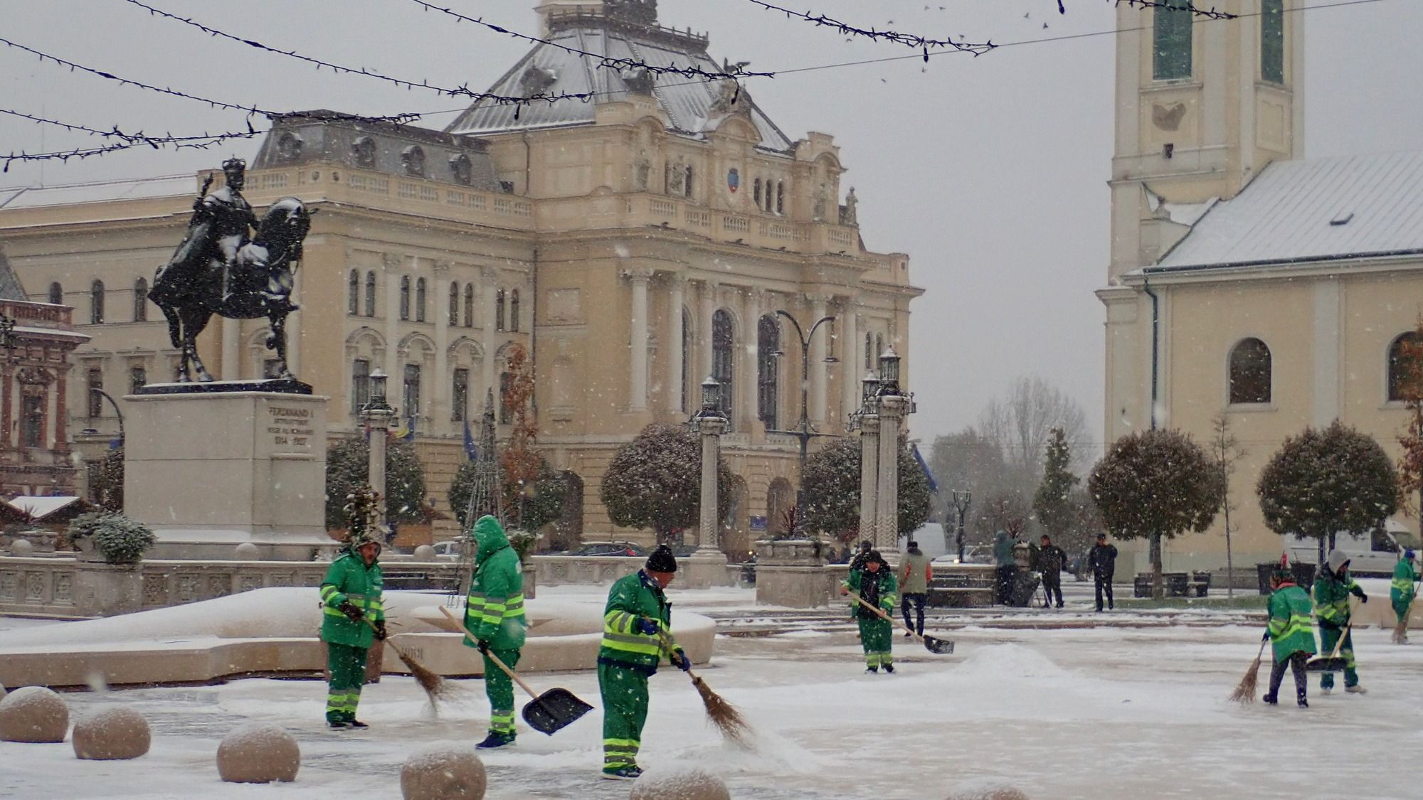 Bevetésen a köztisztasági vállalat az idei szezon első havazásán