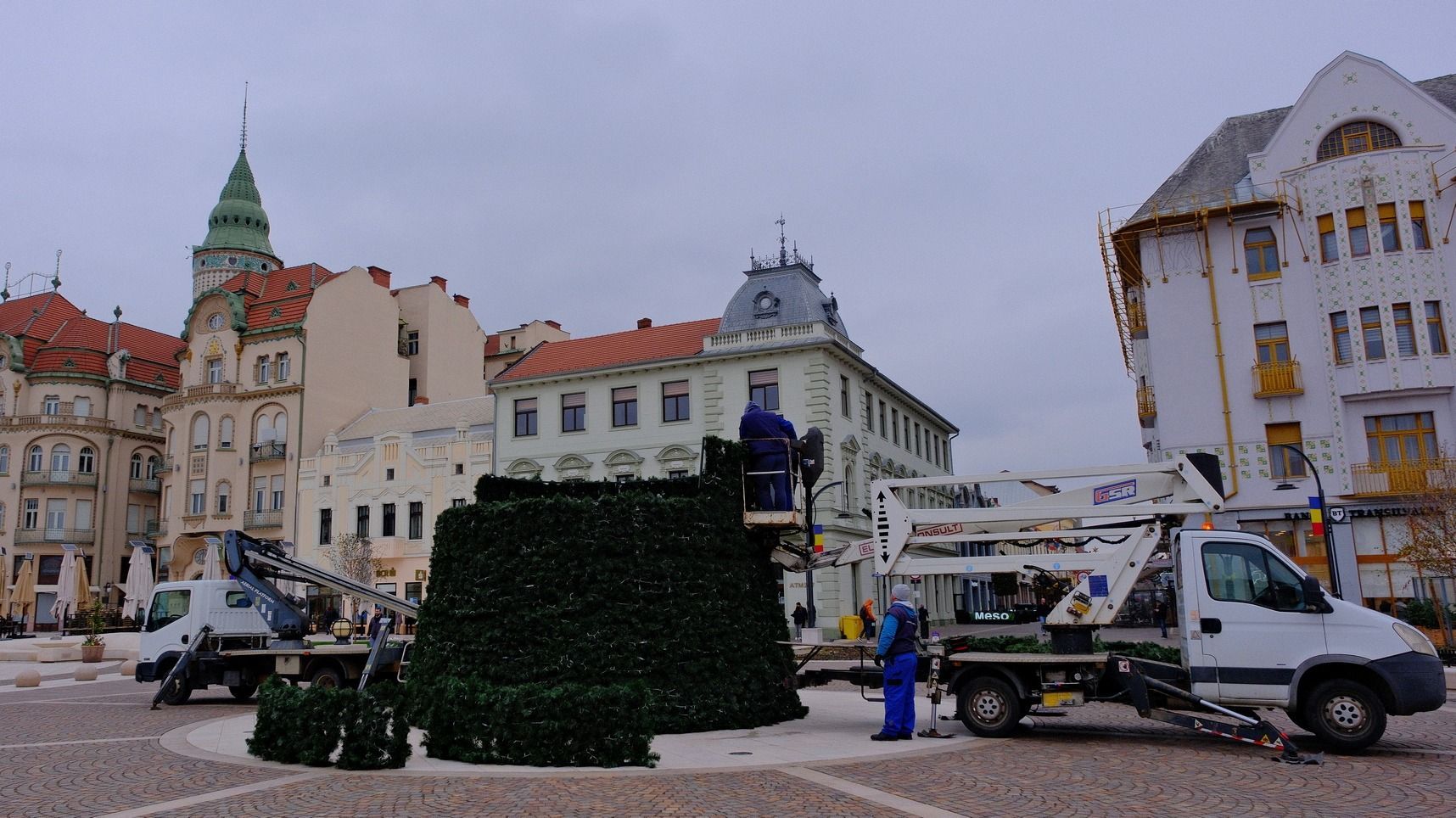Előkészületek a téli ünnepekre Nagyvárad központjában