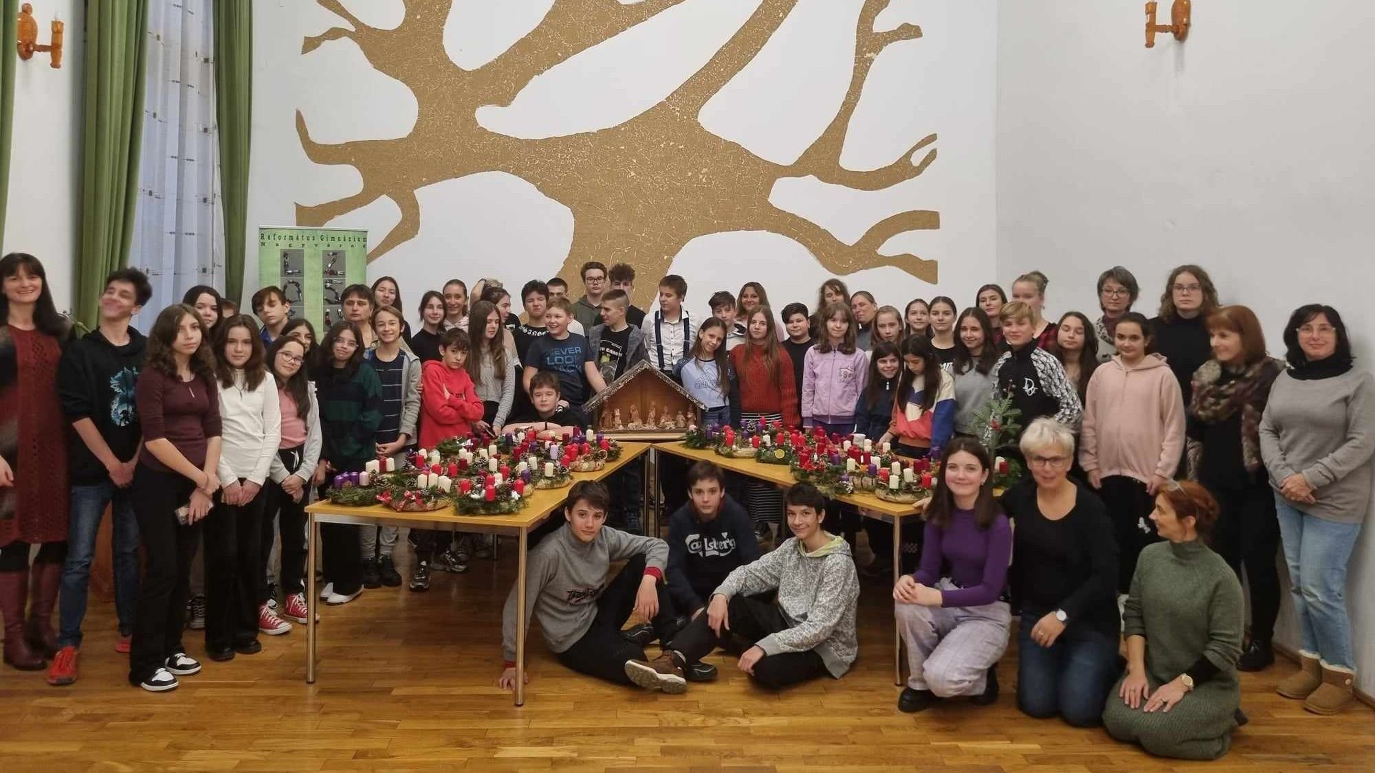 Adventi koszorúkat készítettek