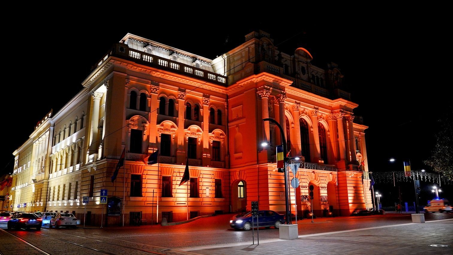 Narancssárgára világították a váradi városháza épületét