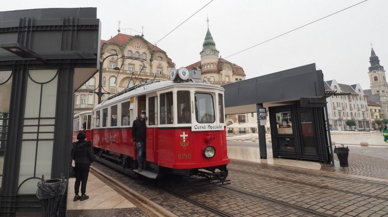 Városnézés korabeli villamoson