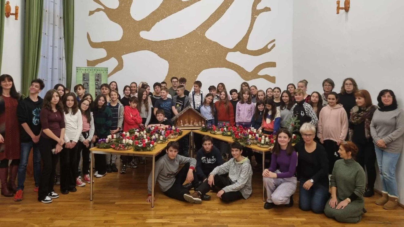 Adventi koszorúkat készítettek