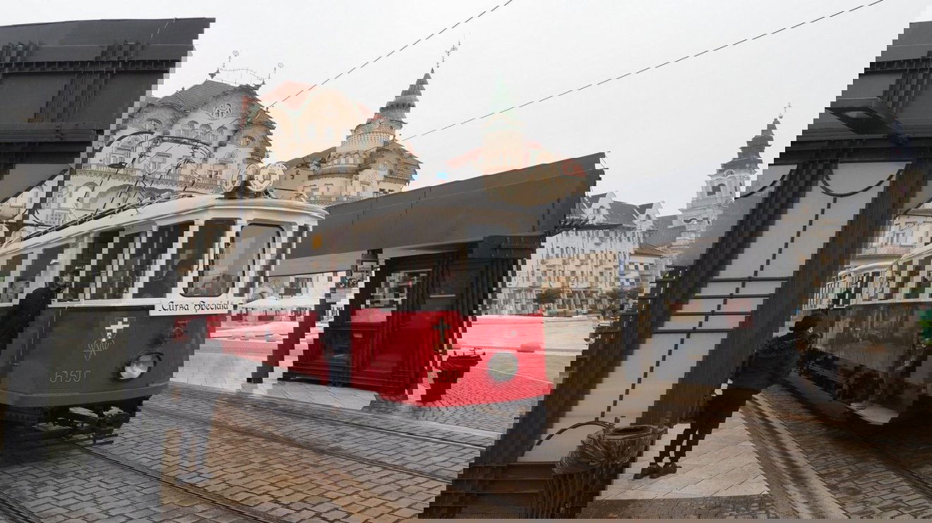 Városnézés korabeli villamoson