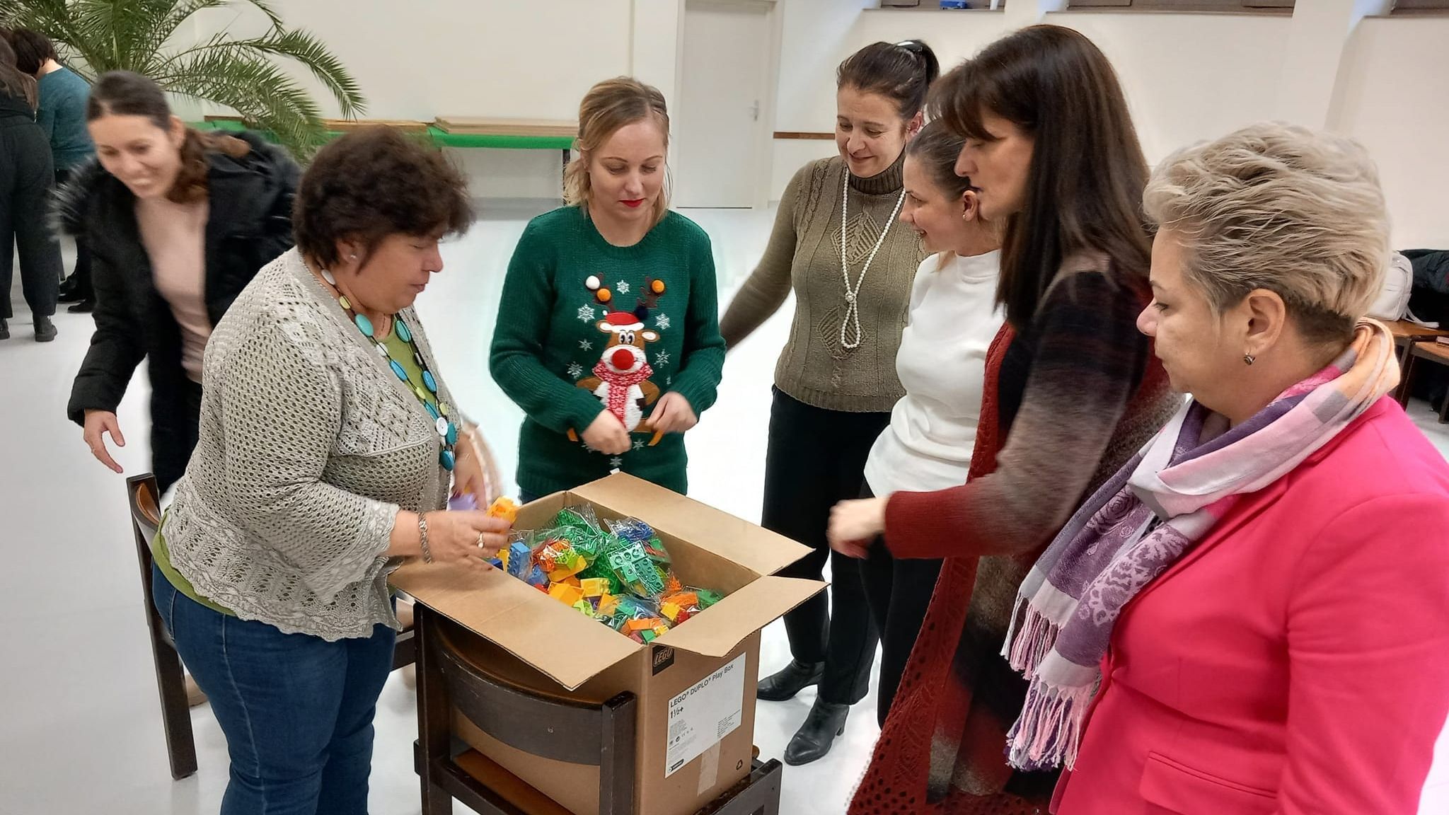 Legókockákat kaptak magyar bölcsődék