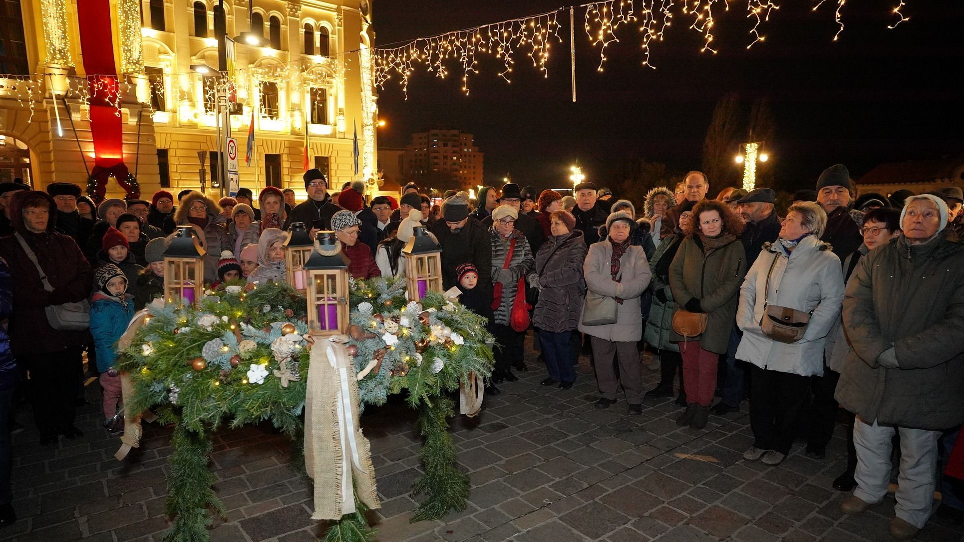 Fellobbant az első gyertya a Szent László téri adventi koszorún