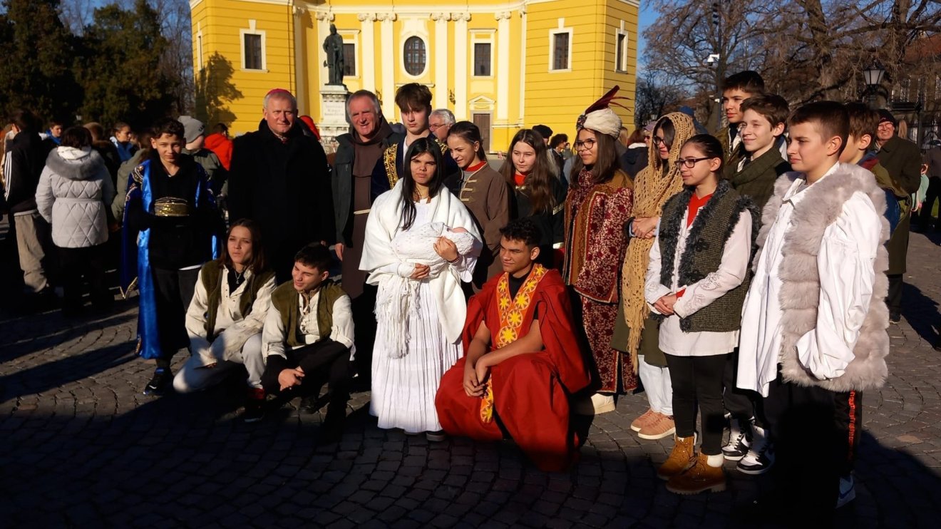Élő betlehemkaraván állt meg a székesegyház előtt
