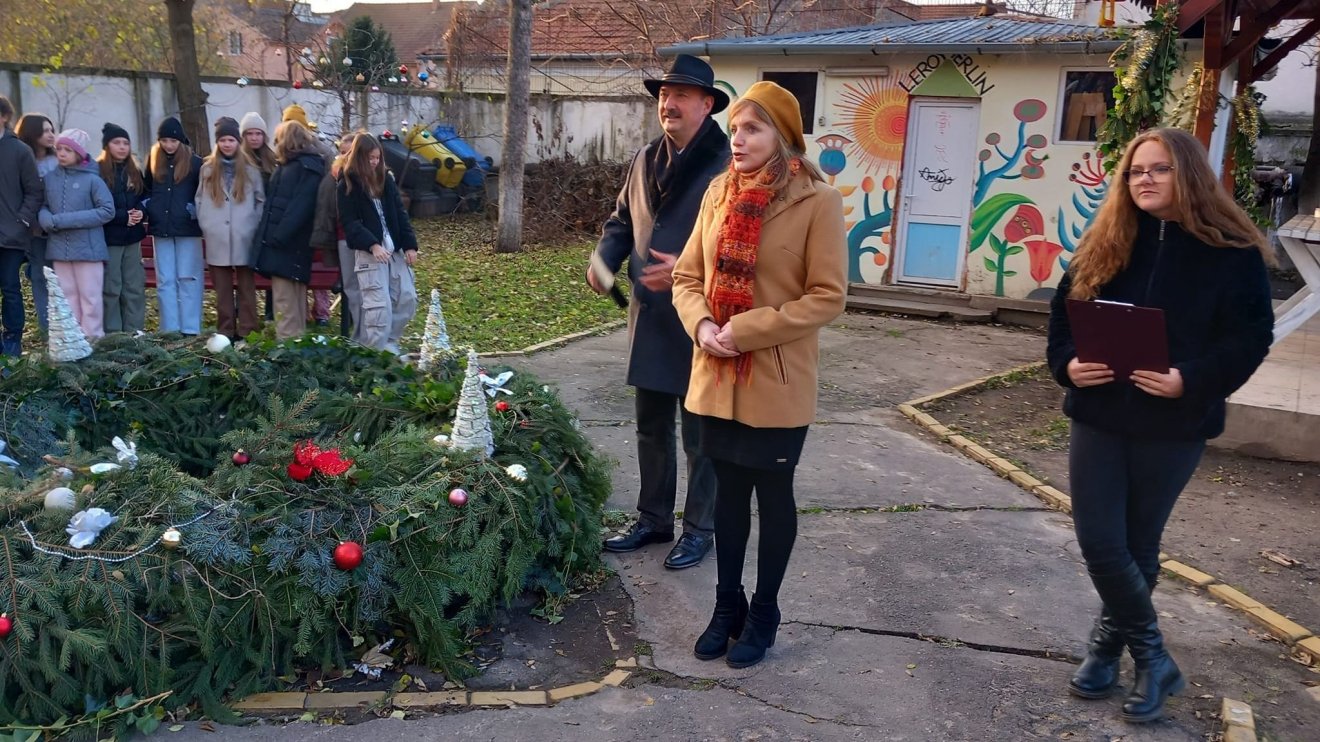 Adventi gyertyát gyújtottak a művészeti líceumban is