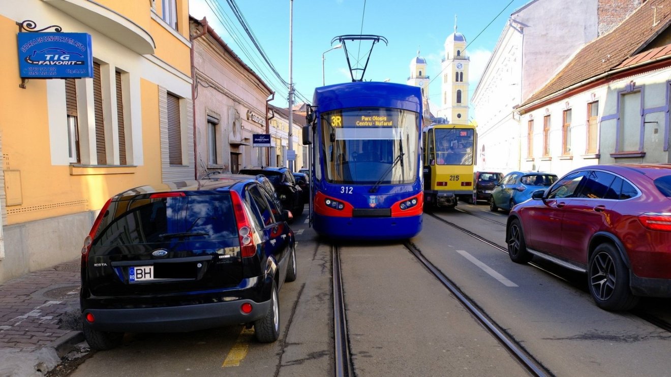 Szabálytalanul parkoló személyautó miatt állt a villamos