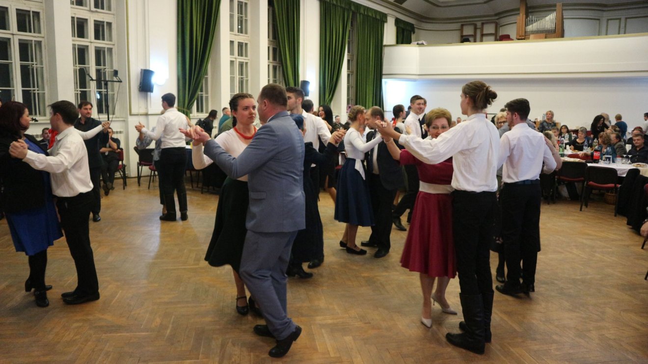 Együtt báloztak az adys szülők