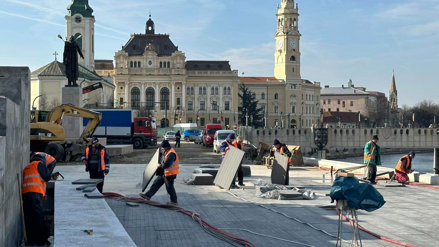 Elkezdődött a Kossuth utcai tér burkolása