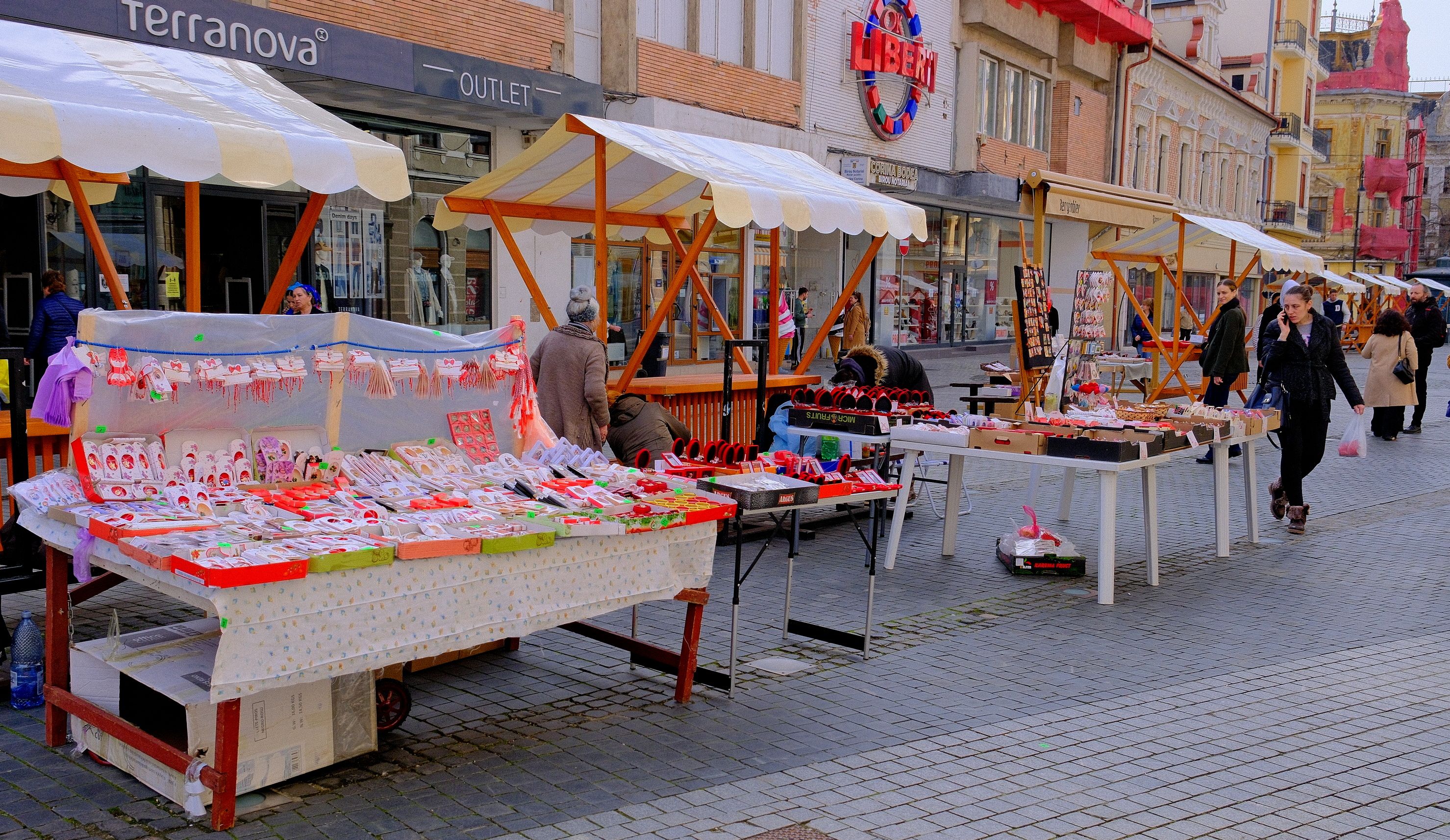 Virág- és márciuskaárusok Nagyvárad több pontján