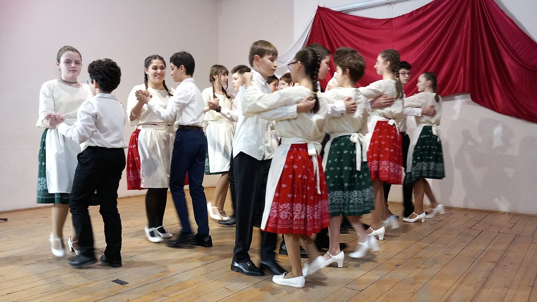 Családos farsangi bált szervezett a püspökség