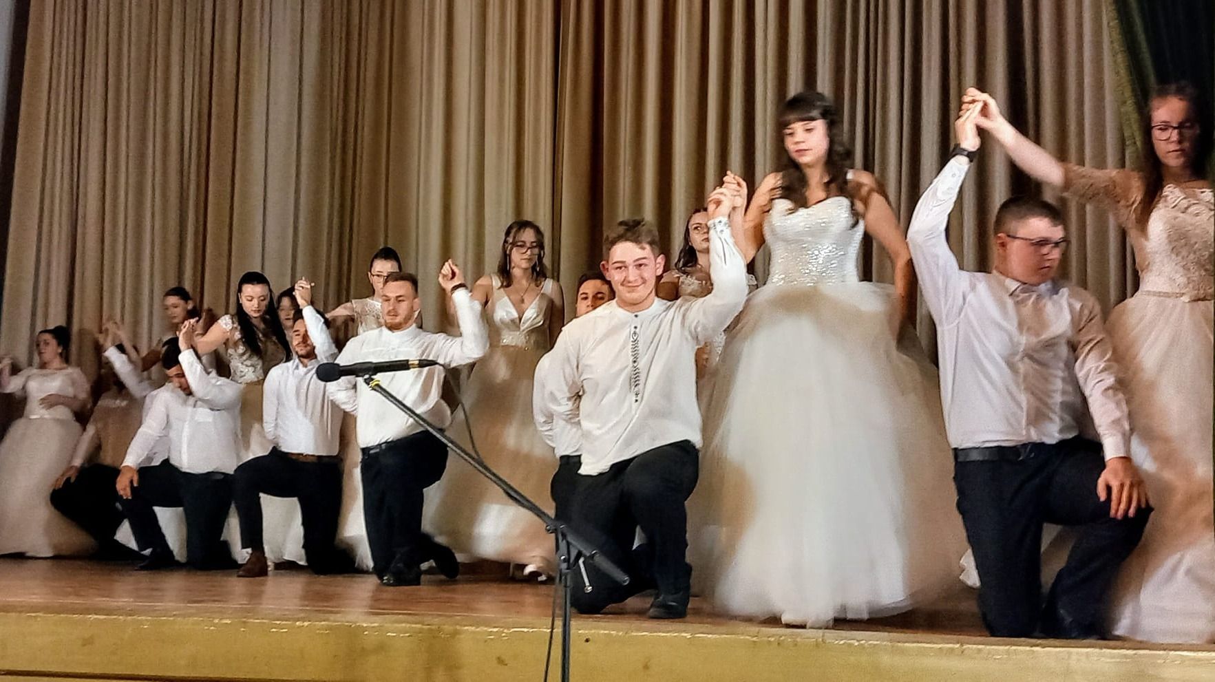 Nagykorúvá lettek a Lorántffy végzősei