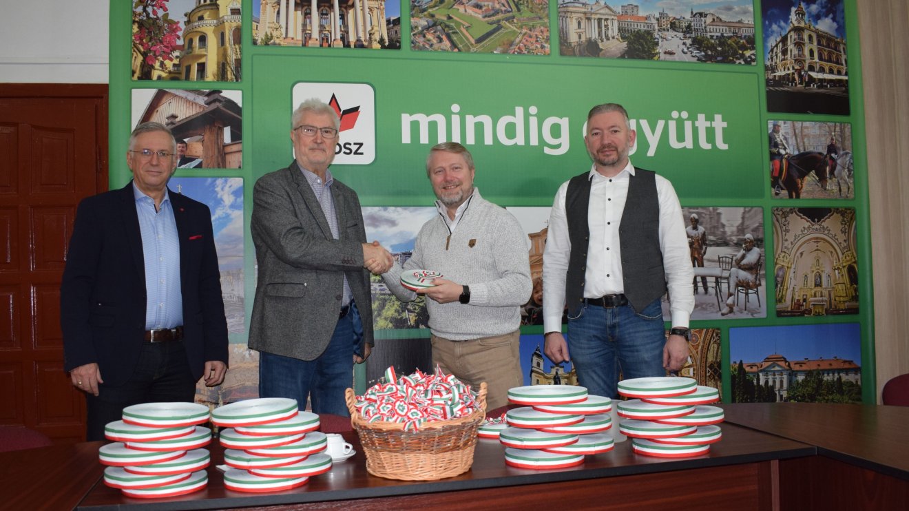 Kokárdakészítéssel erősítik a bihari és hajdú-bihari magyarok összetartozását