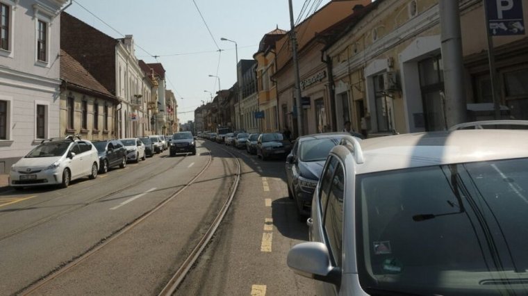 KRESZ-módosítás: városokban tilos járó motorral parkolni