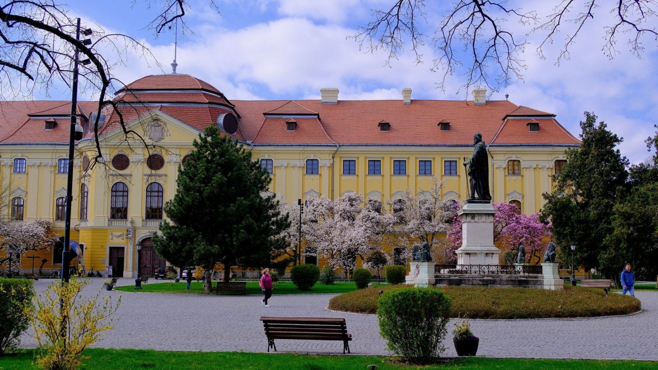 Könyvbemutató a püspöki palotában