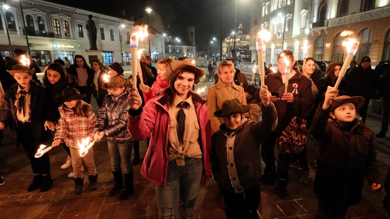 Fáklyás menet és százméteres lobogó a nemzeti ünnepen