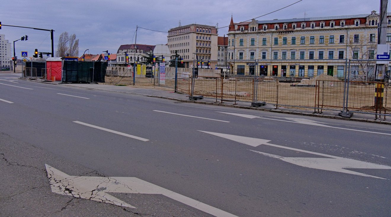 Kerítéssel zárták le a Kossuth utcai járda egy részét