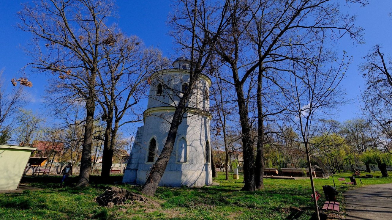 Félig kidőlt fa veszélyezteti a nagyváradi Rhédey-kápolnát