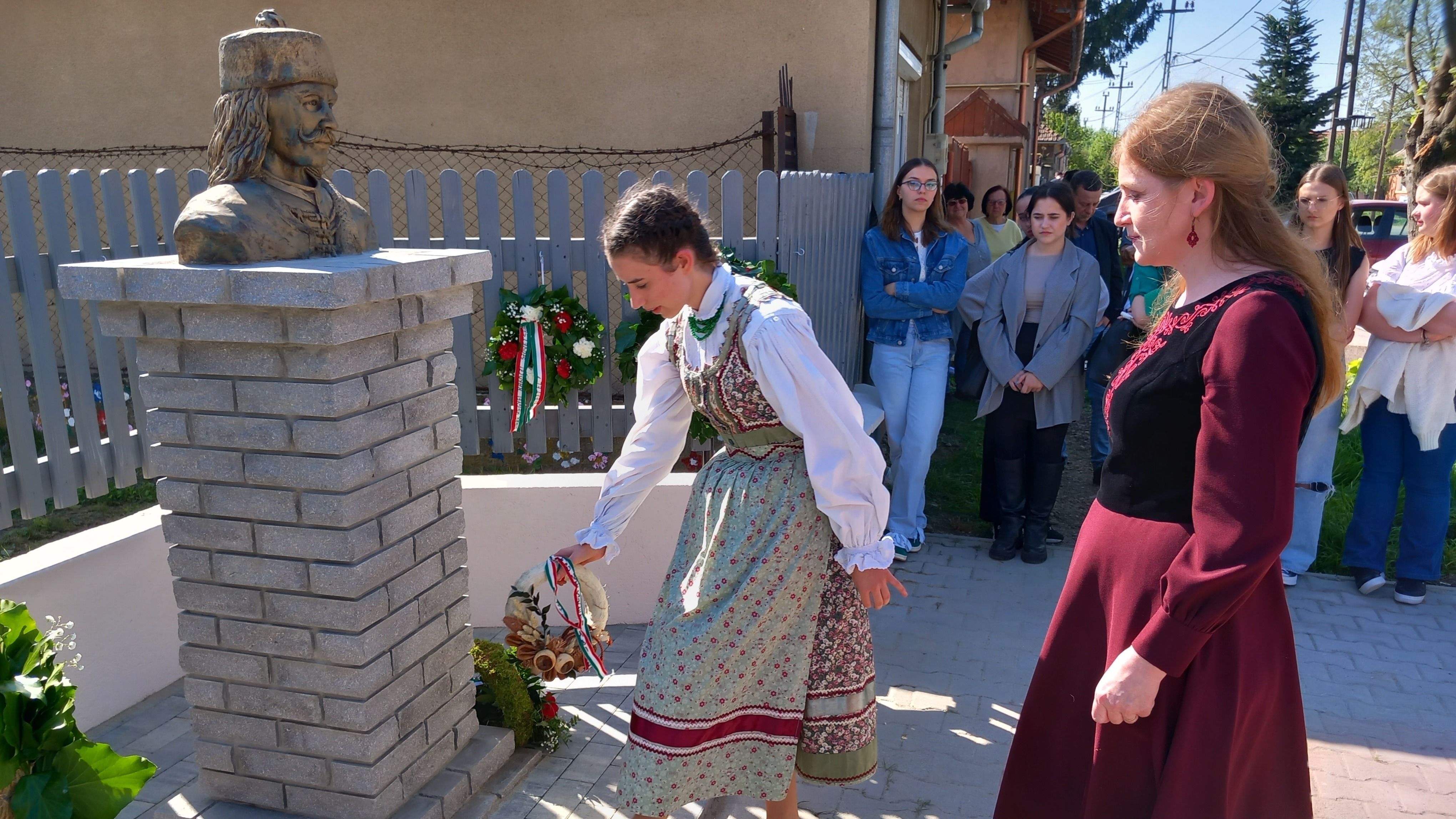 Falusi tisztaszobát és mellszobrot avattak Bihar községben
