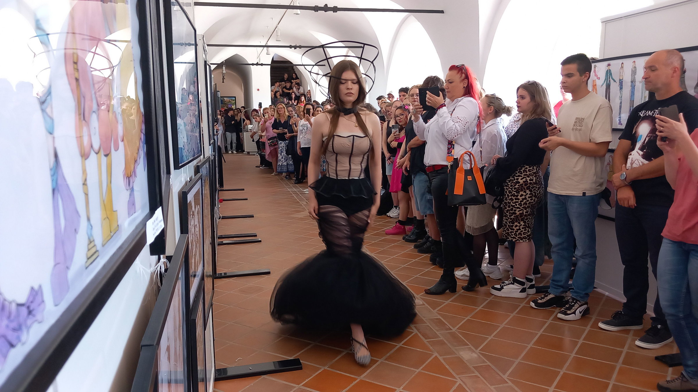 Végzős diákok vizsgamunkáit állították ki a várban