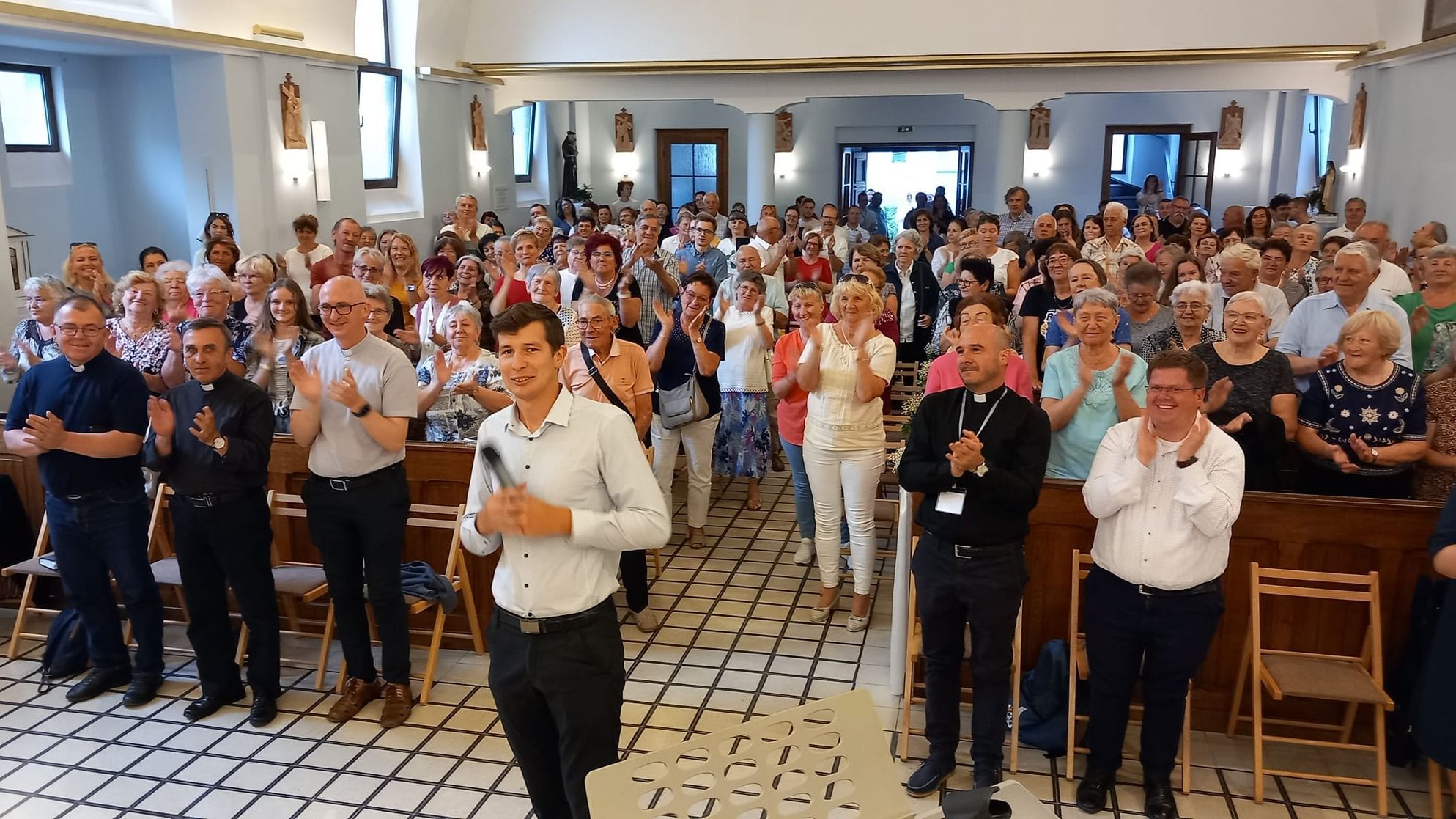 Teltház előtt lépett fel László Attila