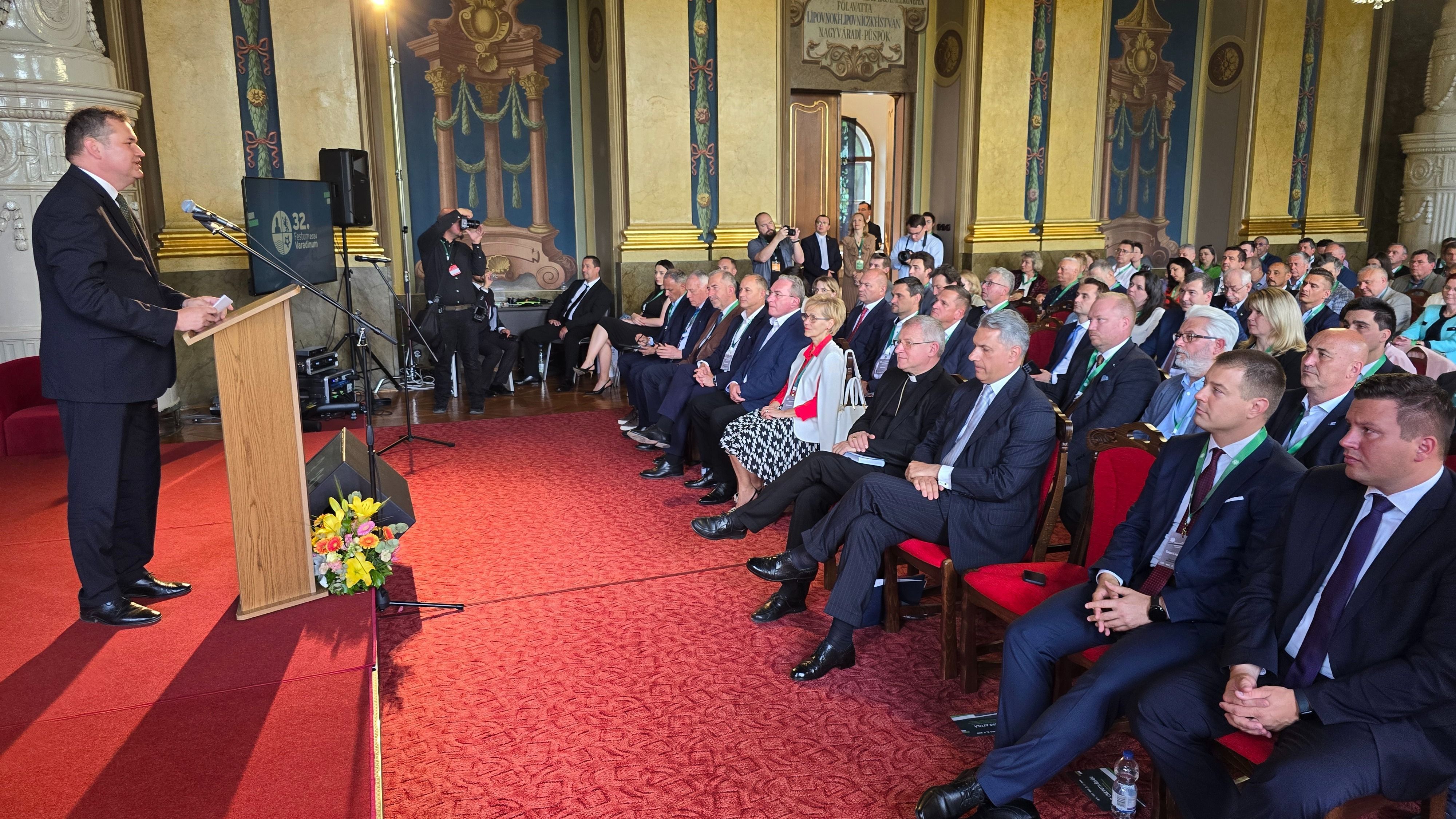 Lázár: Érdekünk, hogy ne legyenek szekértáborok