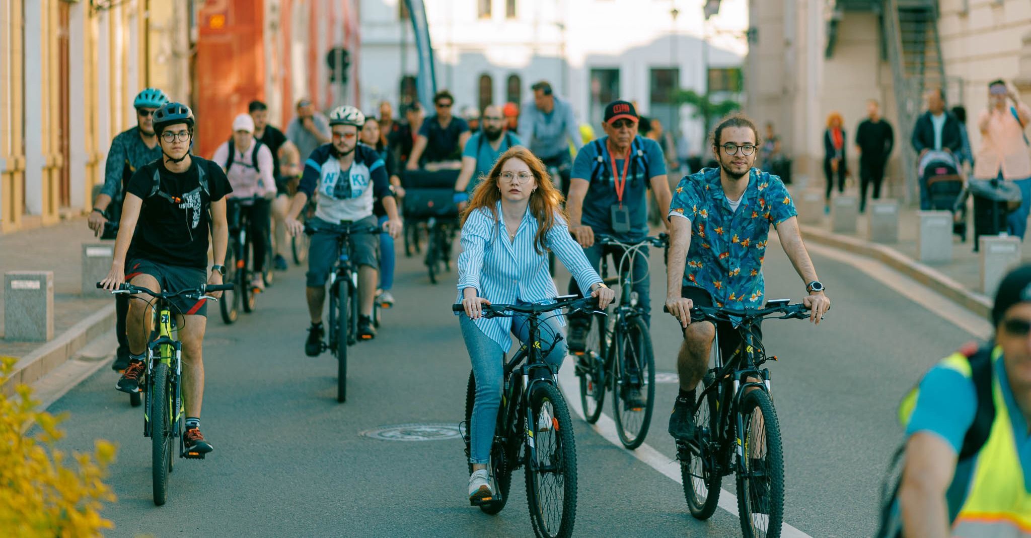 Zenés, biciklis felvonulás a városon keresztül