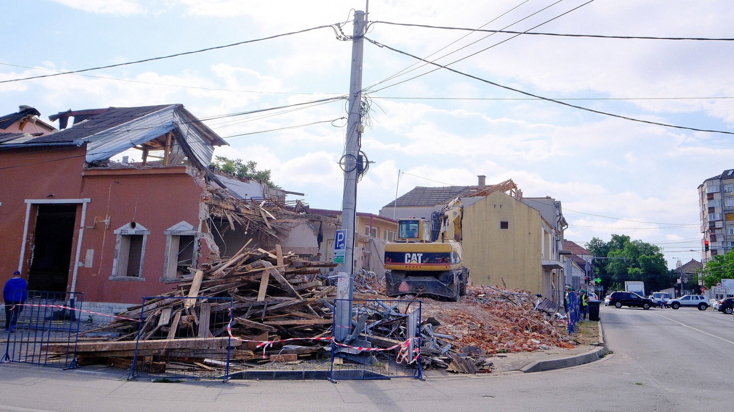 Folytatódnak a házbontások