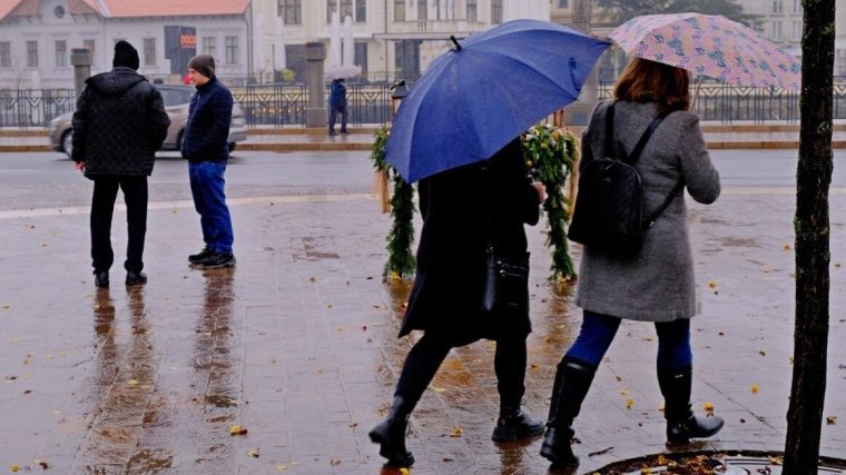 Eső és viharok várhatók szerdán a fél országban