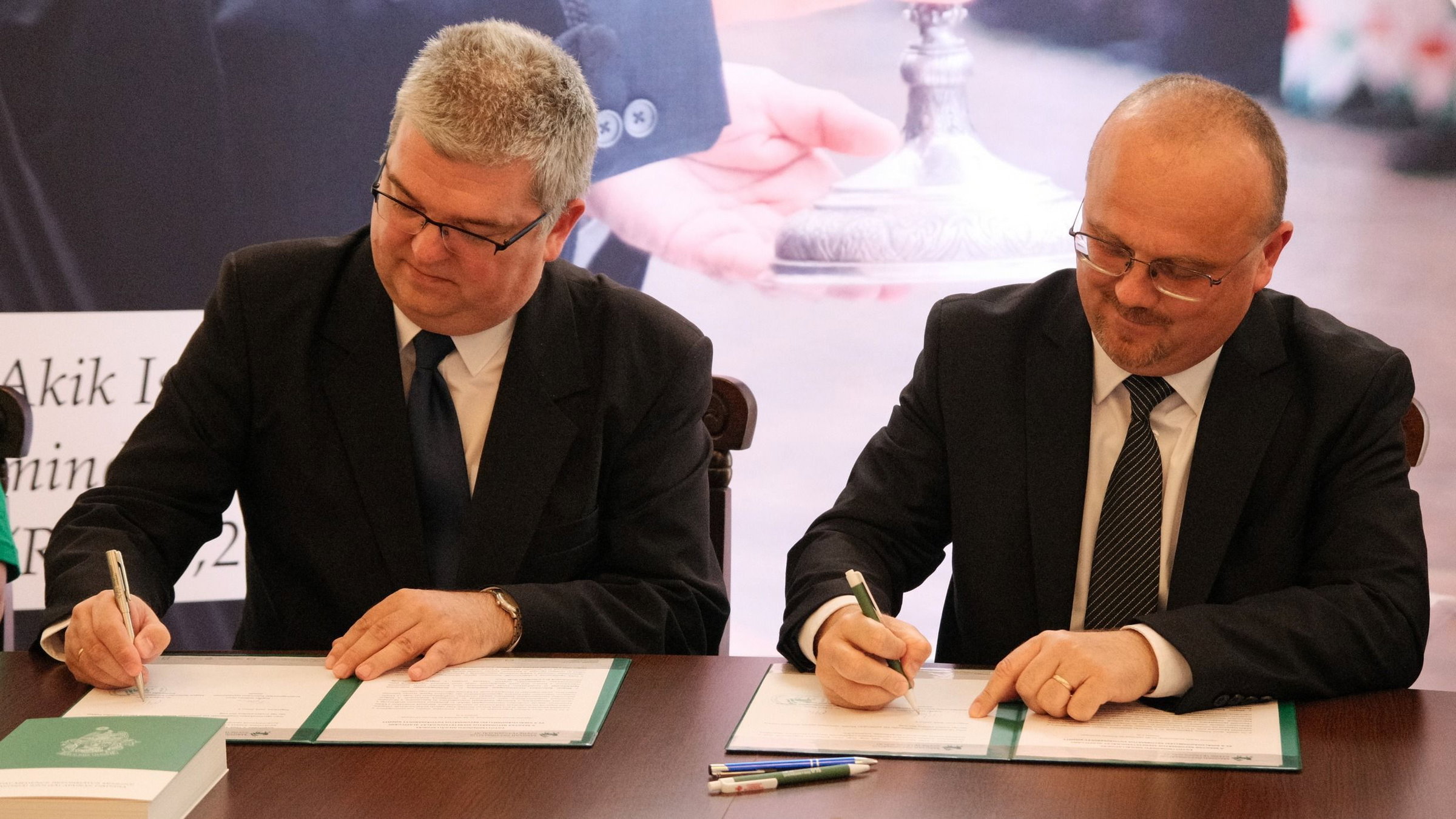 Együttműködési megállapodást írt alá a KREK és a református szeretetszolgálat