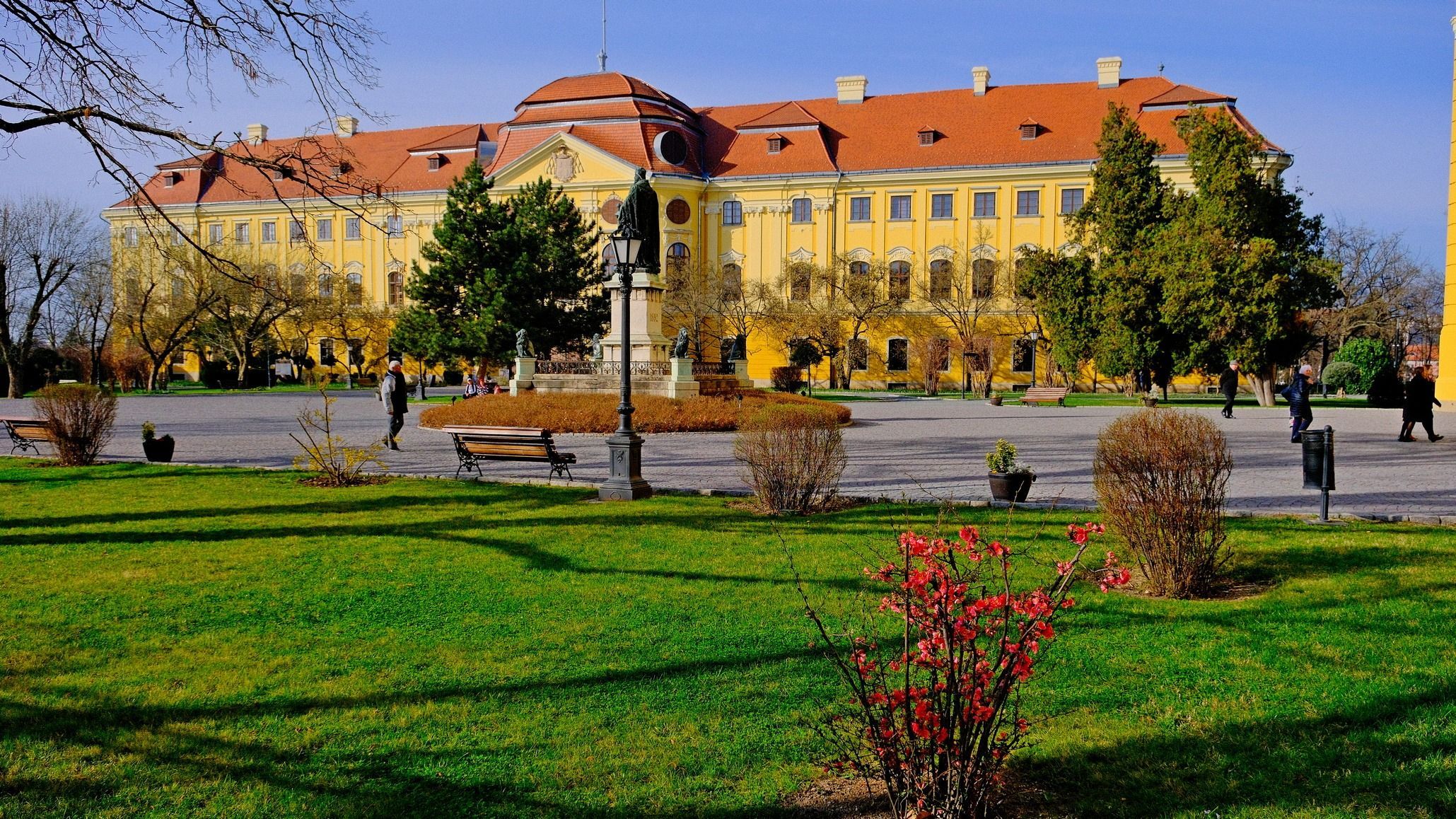 Gyermeknap a püspöki palota kertjében