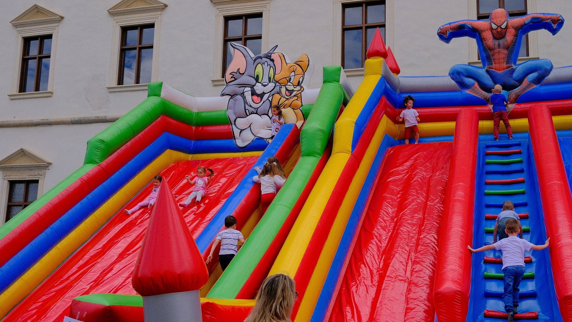 Félelmetes incidens a gyereknapon: felborította a szél a csúszdákat