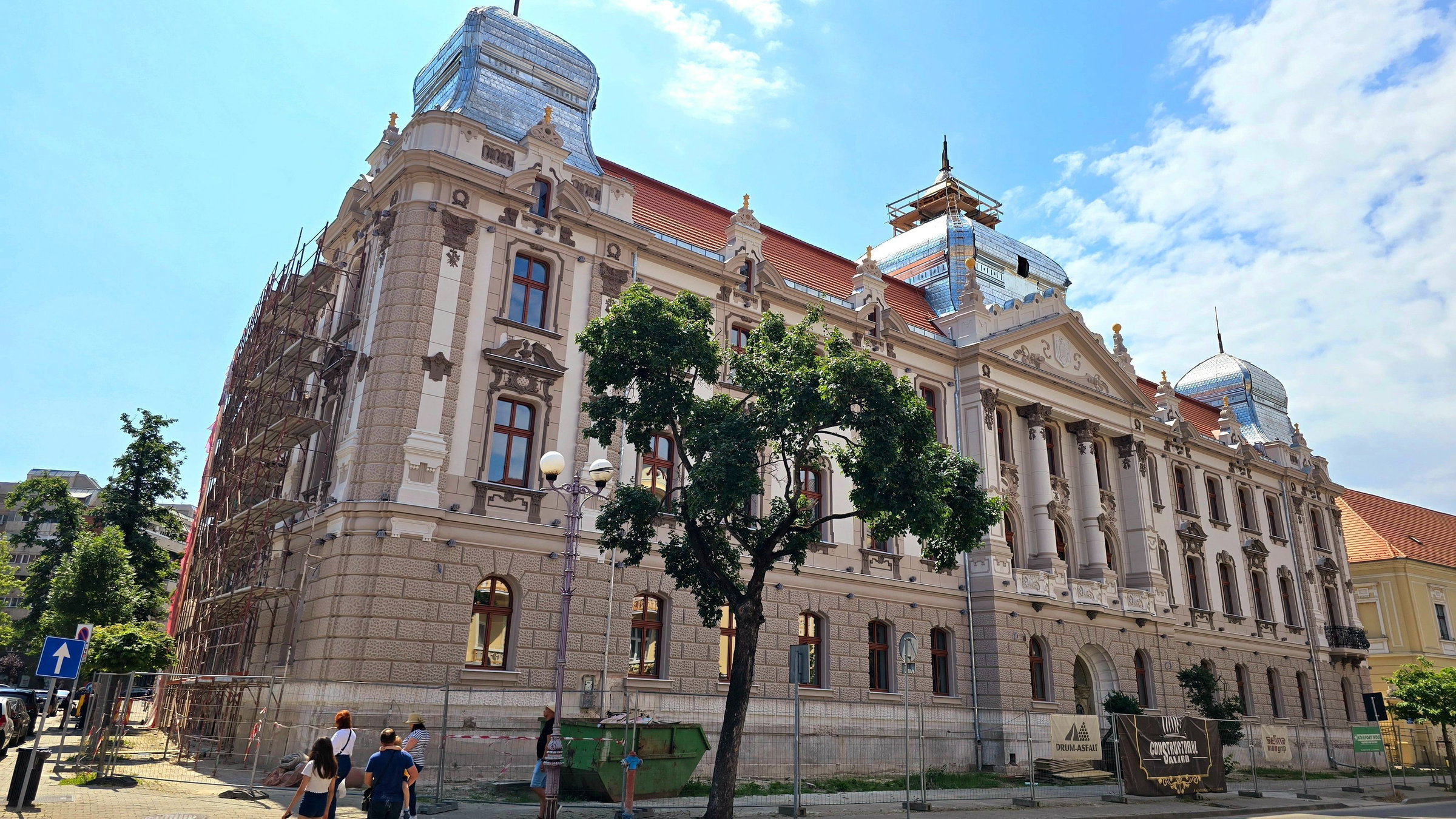 Lekerült az állványzat egy része az egykori nagyváradi pénzügyi palotáról