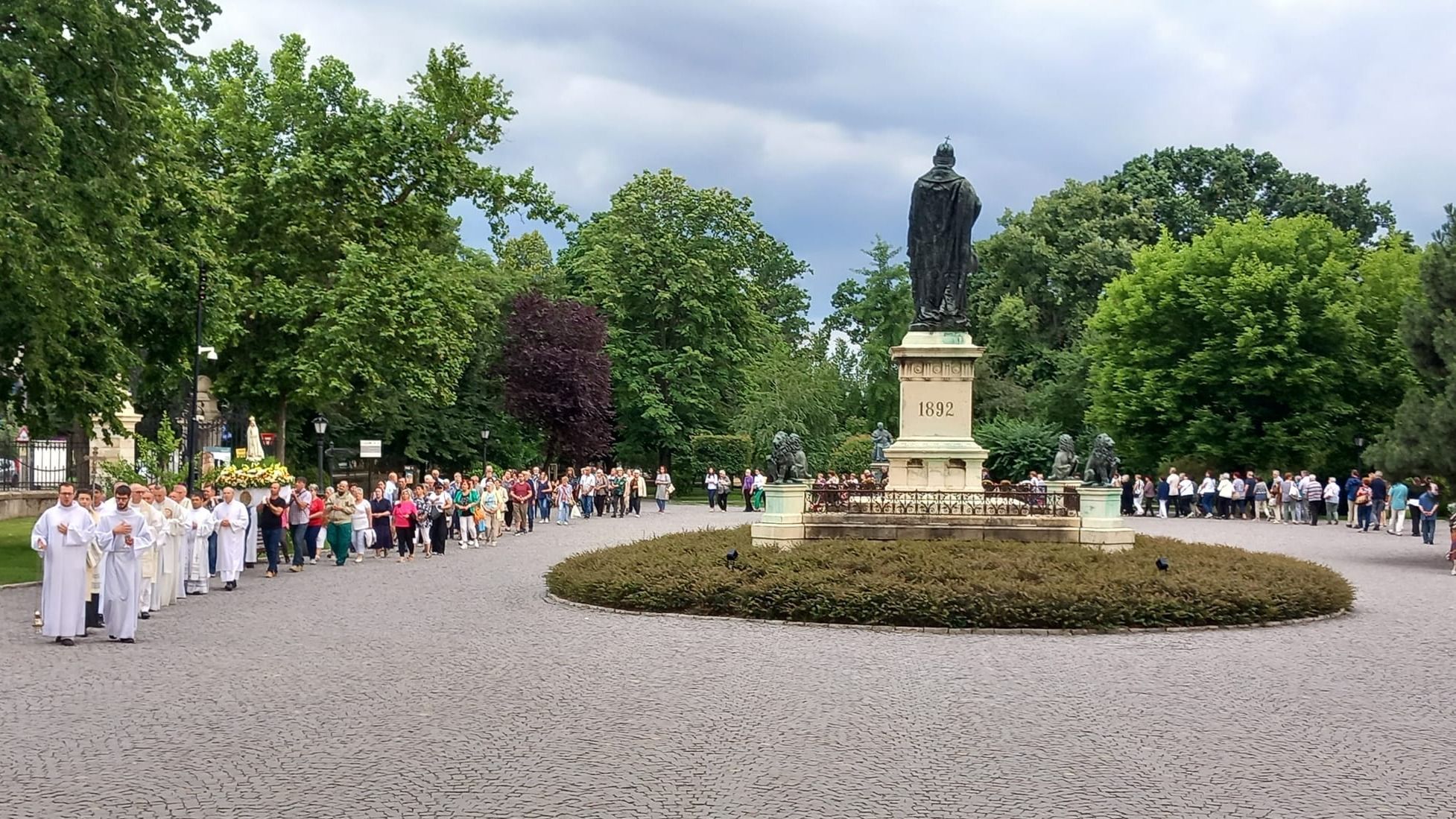 Körmenetet tartottak Szűz Mária tiszteletére