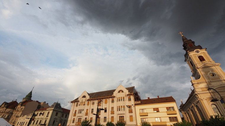 A nyugati megyékben viharok várhatók, délen kánikula lesz szerdán