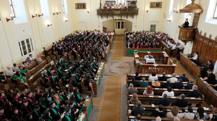 Elballagtak a Partiumi Keresztény Egyetem végzős hallgatói