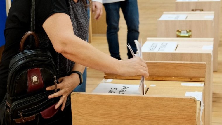 Ciucă nem zárja ki, hogy mégis decemberre írja ki a kormány az államelnök-választást