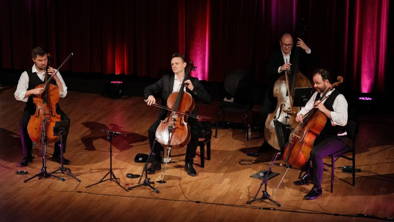 Kamarazene csellóra, nagybőgőre és humorra