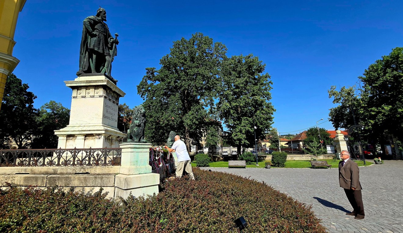 Koszorúzással tisztelegtek a lovagkirály emléke előtt