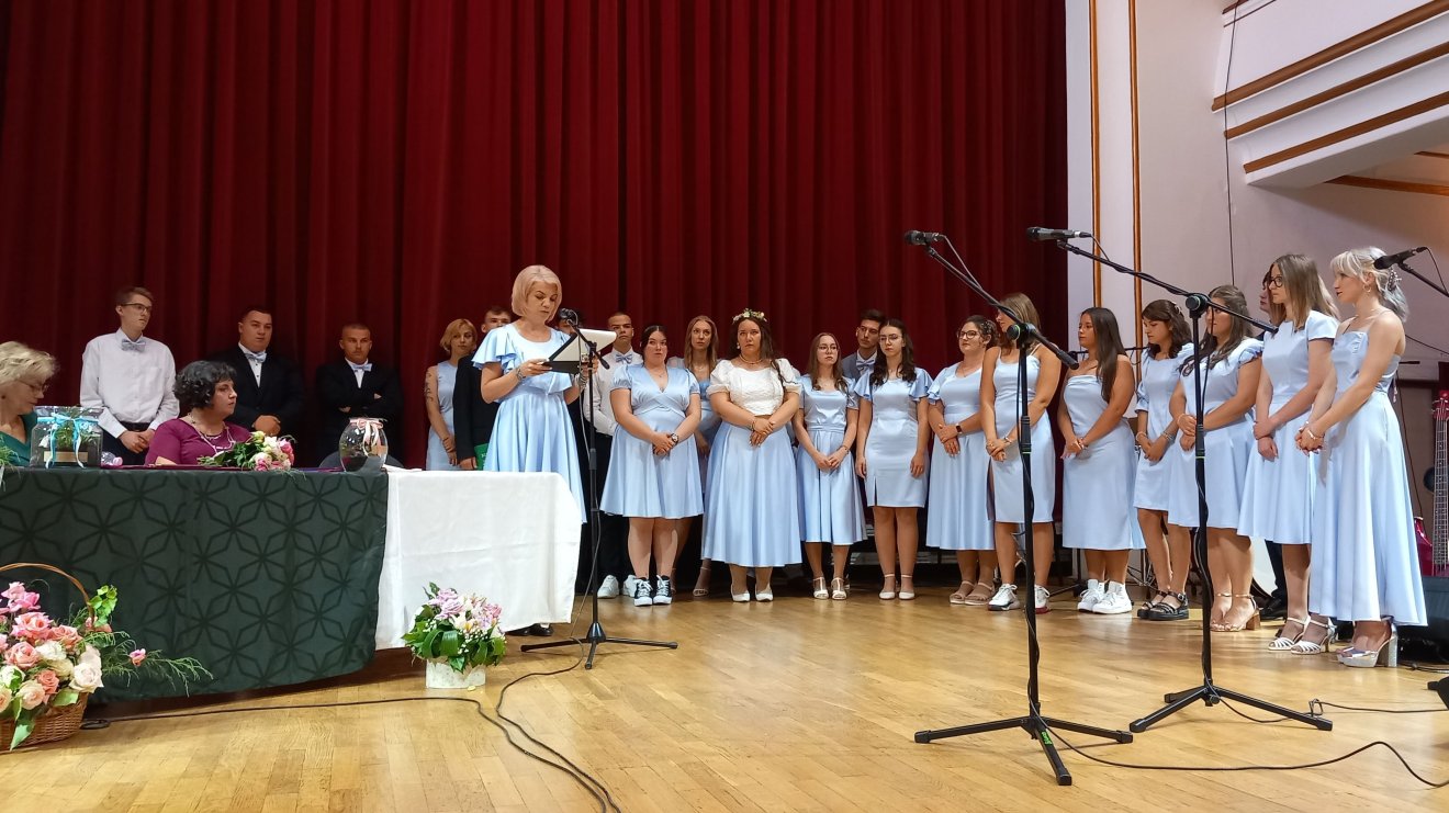 Elballagtak a művészetis diákok