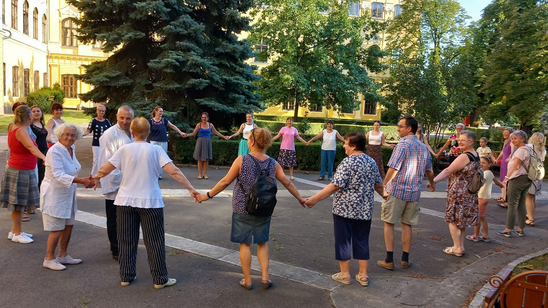 Körtáncokat jártak a püspöki palota udvarán