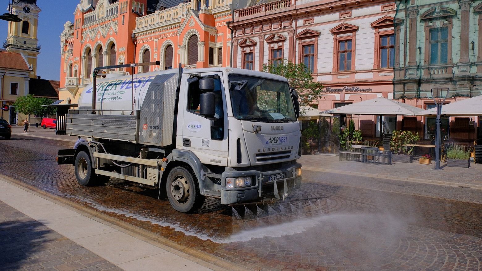 Öntözik a forgalmasabb utcákat Nagyváradon