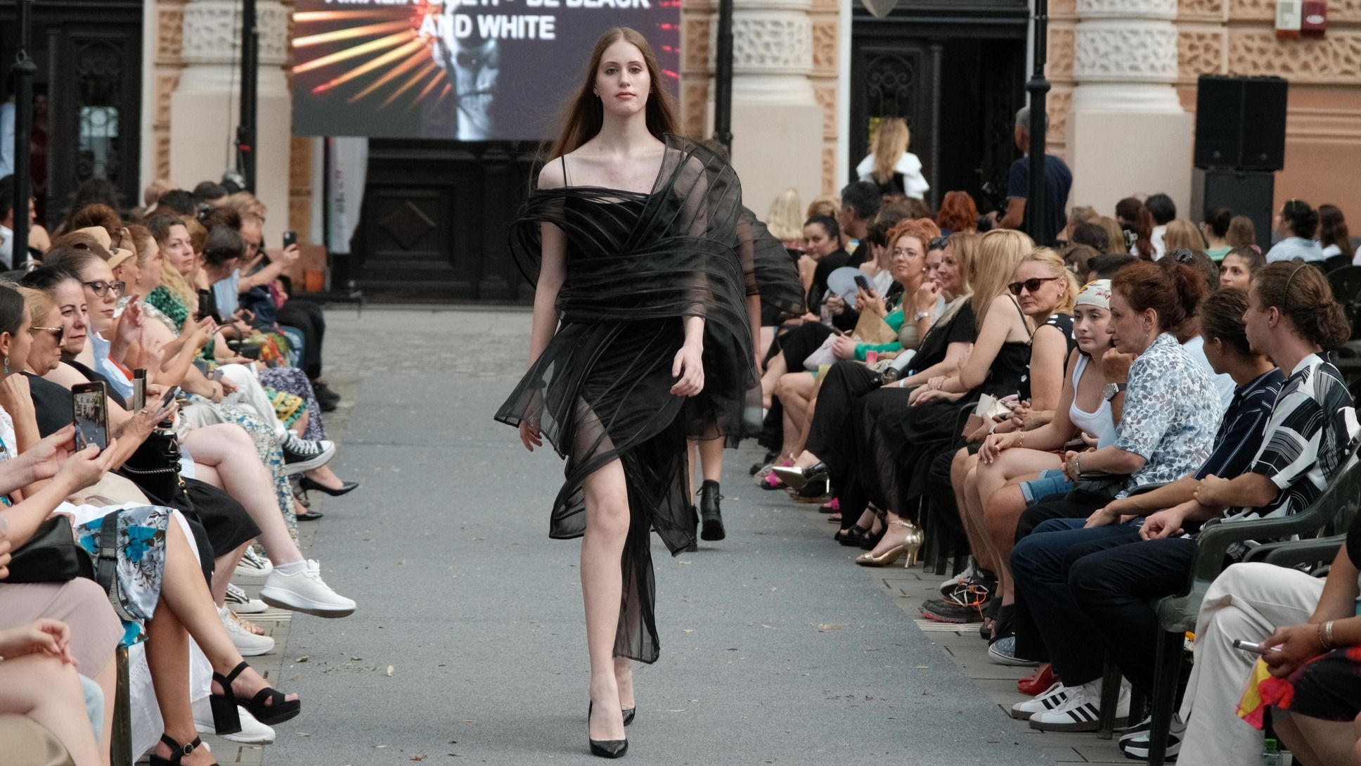 Rendhagyó diplomagála a divattervezők munkáiból