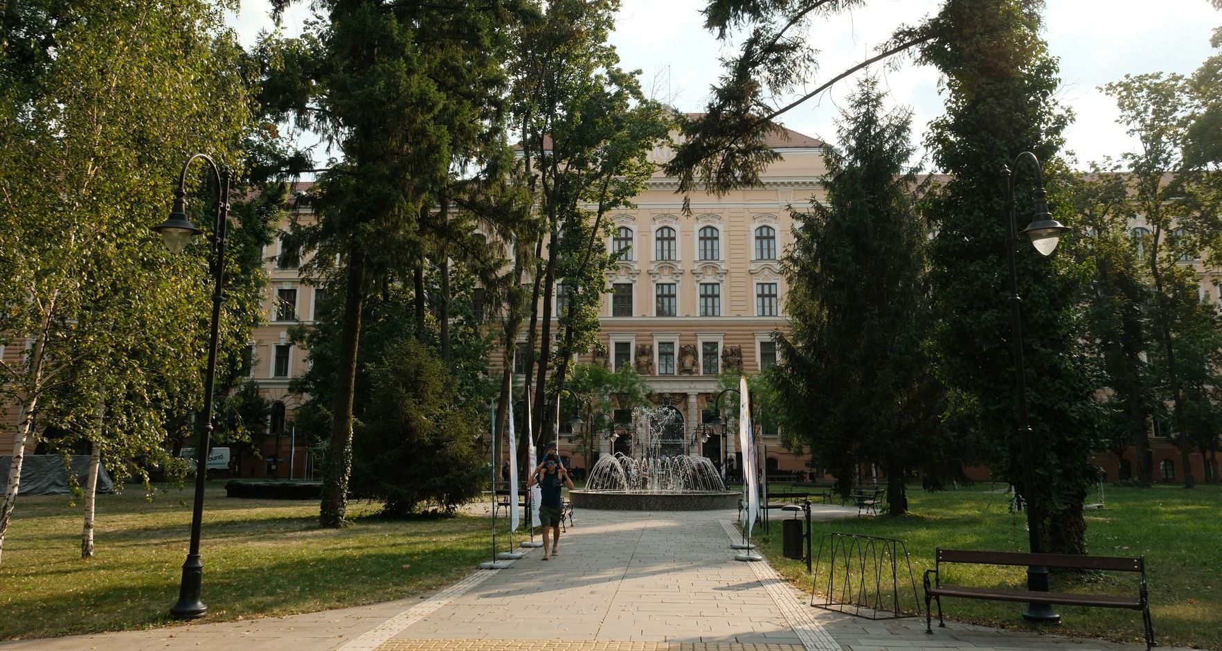 Filmvetítés a múzeumkertben