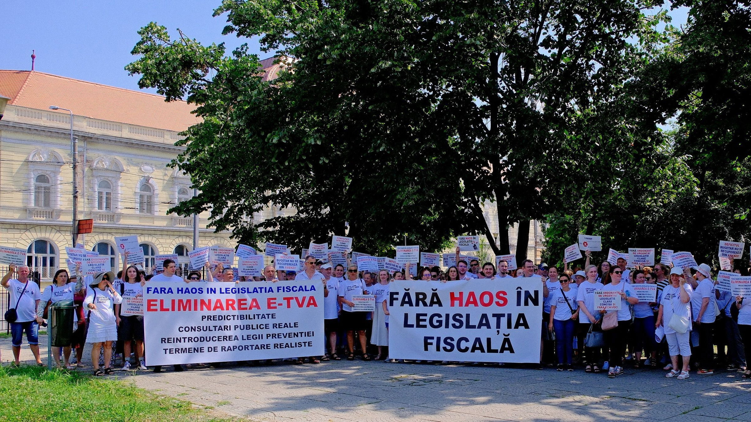 Az „adóügyi káosz” ellen tiltakoztak Váradon is